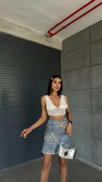 İndigo gabardin kumaştan üretilmiş, bel kısmında fırfır detaylı moda kadın eteği