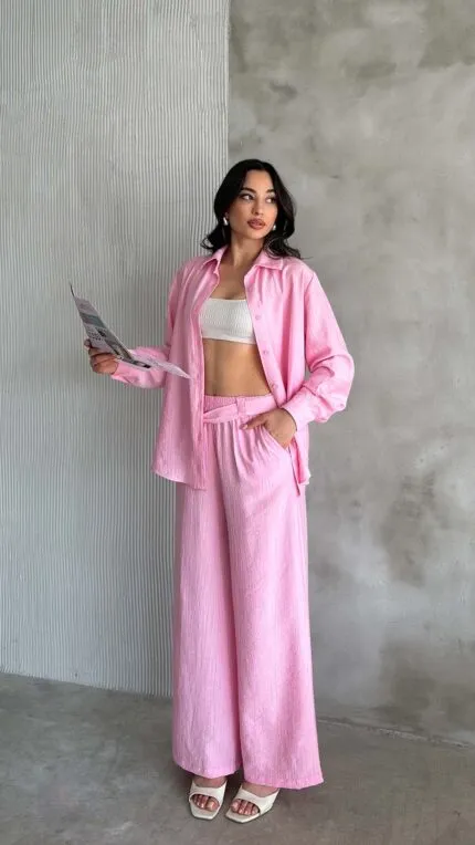 Pembe çilek desenli kadın gömlek ve yırtmaçlı pantolon takımı