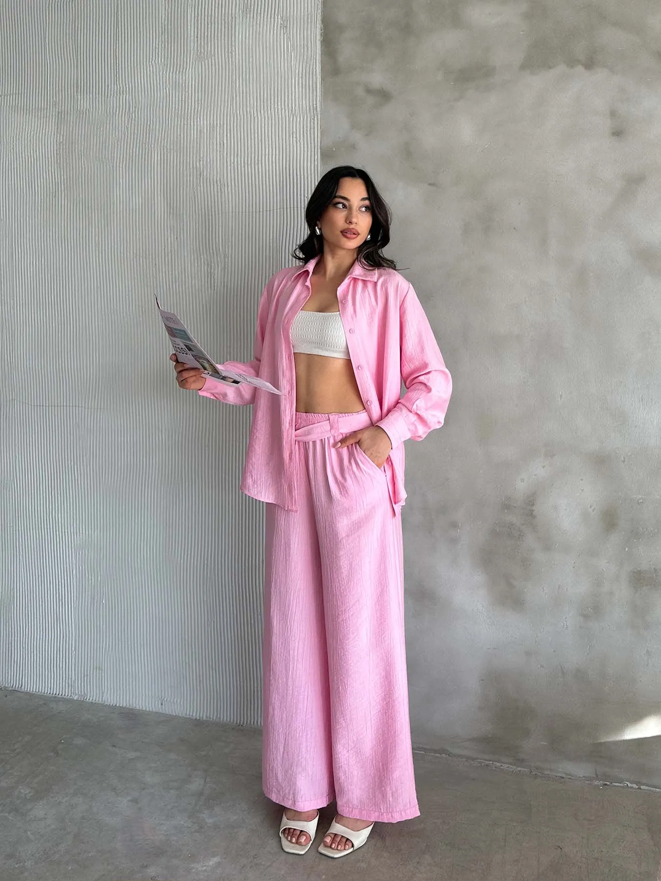 5642 Pembe (8) Pembe çilek desenli kadın gömlek ve yırtmaçlı pantolon takımı