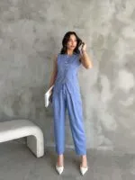 Mavi altın düğmeli yelek ile uyumlu pileli pantolon takımı