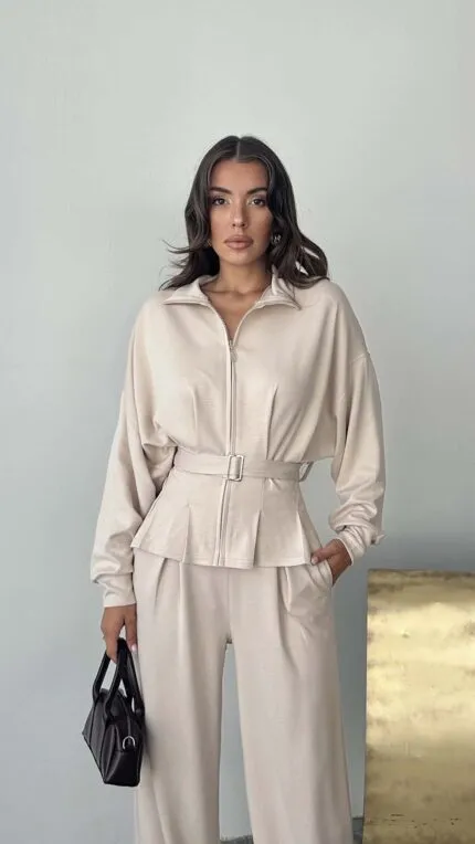 BEJ MODAL PİLELİ KUŞAKLI CEKET TAKIM - BEJ RENK, PİLE DETAYLI CEKET VE DÜZ PANTOLONDAN OLUŞAN MODAL KUMAŞ ŞIK TAKIM