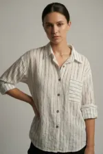 Beyaz çizgili cepli oversize gömlek, rahat ve modaya uygun günlük kombinler için ideal.