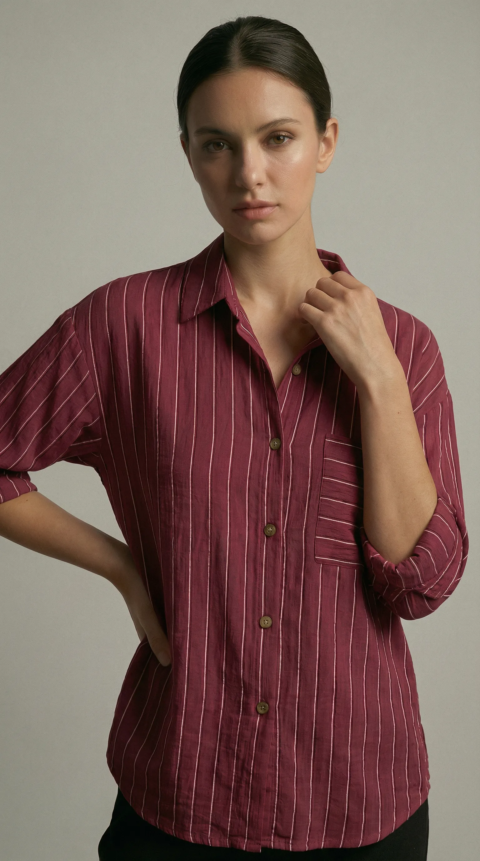 Bordo çizgili oversize gömlek, ön cepli rahat ve moda kadın üst giyim