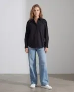 Siyah cepli oversize gömlek, rahat ve tarz sahibi bir günlük kombin.