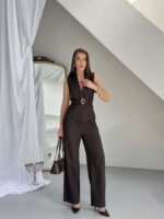 Kahve rengi keten kuşaklı yelek ve pantolon takımı, yazlık resmiyet ve şık günlük kombinler