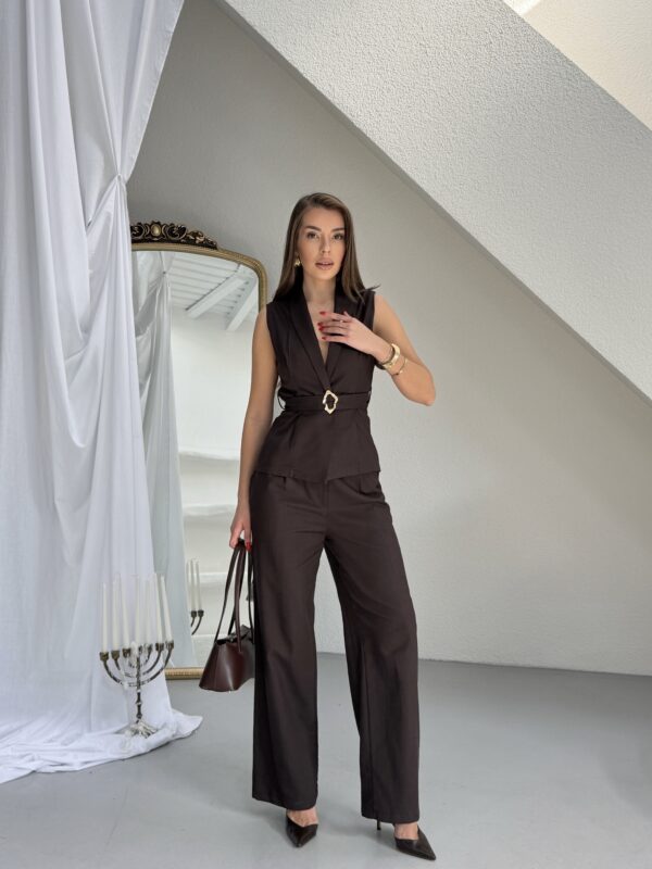 Kahve rengi keten kuşaklı yelek ve pantolon takımı, yazlık resmiyet ve şık günlük kombinler