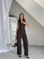 Kahve rengi keten kuşaklı yelek ve pantolon takımı, yazlık resmiyet ve şık günlük kombinler