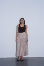 Bej kuşaklı keten maxi etek, yazlık kombinler için doğal keten kumaştan üretilmiş uzun ve şık bir etek.