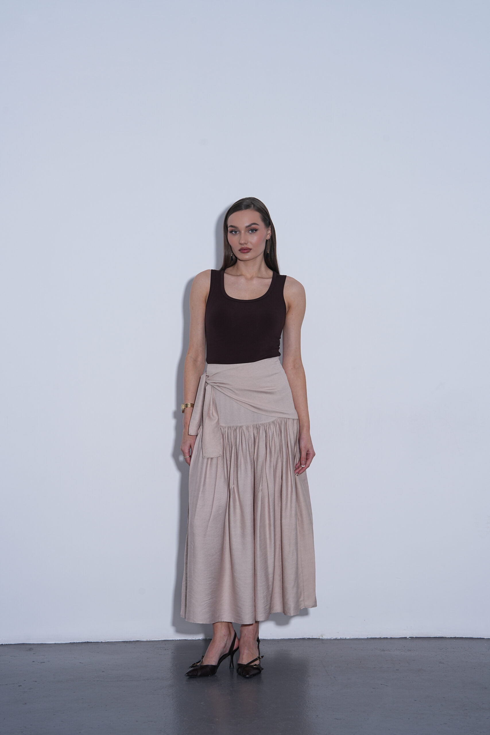 Bej kuşaklı keten maxi etek, yazlık kombinler için doğal keten kumaştan üretilmiş uzun ve şık bir etek.